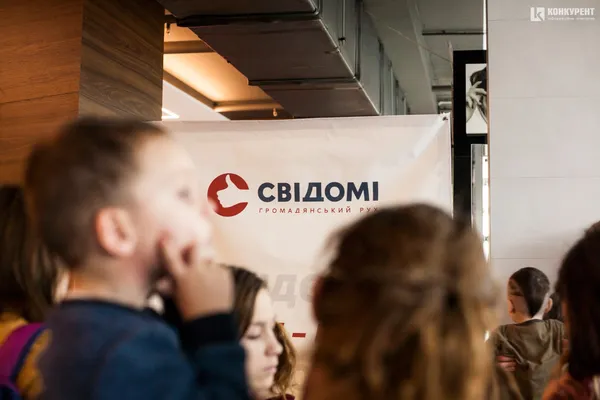 Свято із «миколайчиками»: 500 дітей отримали емоції та подарунки від луцького бізнесмена (фото)