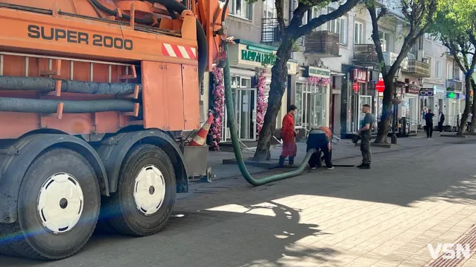 У Луцьку чистять дощоприймачі: що знаходять у смітті (фото)
