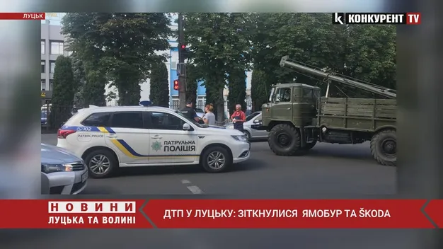 У Луцьку – незвична ДТП: ямобур врізався в легковик (відео)