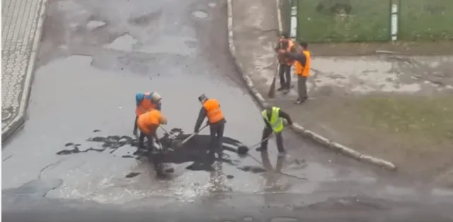 Луцькі комунальники прокоментували відео ремонту дороги на вулиці Федорова