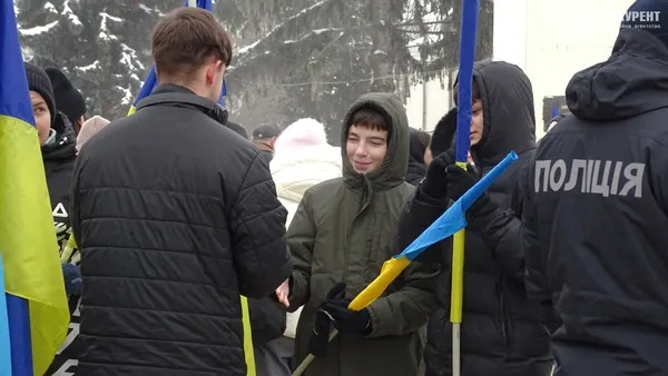 День Соборності у Луцьку: люди утворили ланцюг єдності (фото)