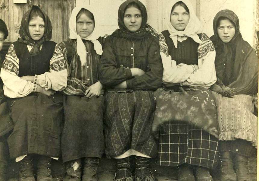Дівчата із села Морочне (зараз Рівненська область), 1912 р.