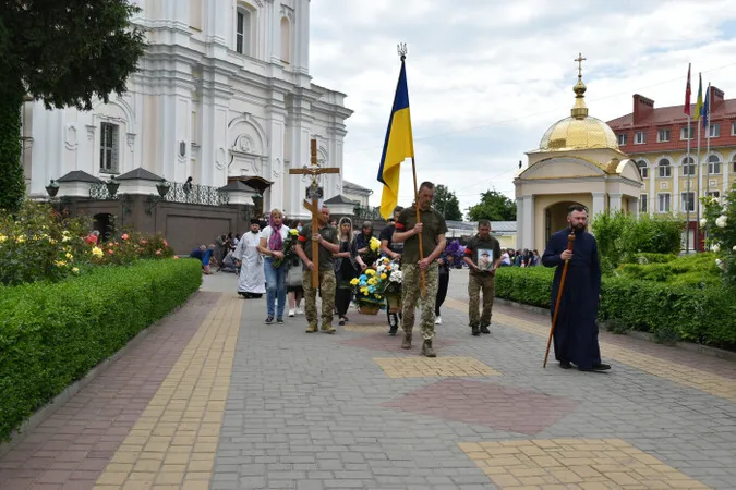 Луцьк на колінах прощався з загиблим Героєм