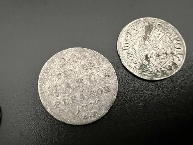 З Луцька до Польщі намагались переслати 18 цінних монет (фото)