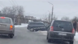У Луцьку авто влетіло в електроопору (фото)