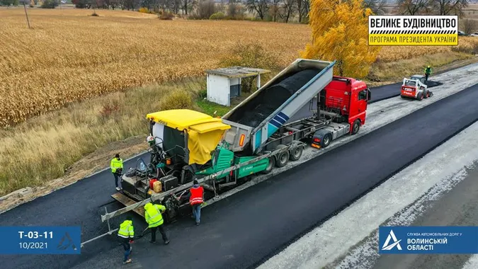 На Волині ремонтують 10 кілометрів найдовшої дороги області (фото)