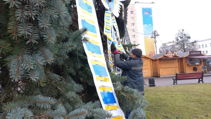 У центрі Луцька «роздягають» святкові ялинки (фото)