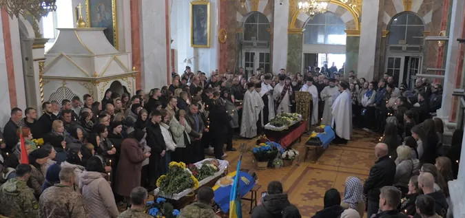 Остання колискова для брата: у Луцьку попрощалися з двома бійцями полку «РЕЙД» (відео)