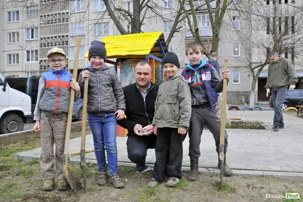 У луцькому дворі організували суботник (фото)