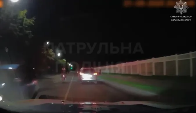 «Летів» на швидкості:  у Луцьку підліток на мотоциклі втікав від патрульних  (відео)
