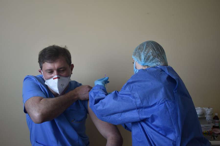 Першим на Волині від коронавірусу вакцинували лікаря Олега Яковенка (фото)
