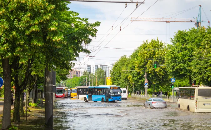Як у Луцьку транспорт «перепливав» затоплені вулиці (фото)
