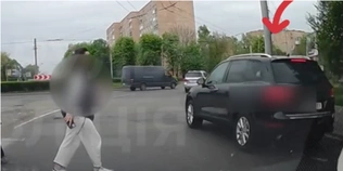 Миттєва карма: у Луцьку водій не пропустив пішохода перед очима патрульних (відео)