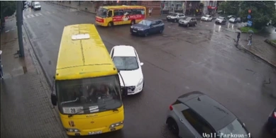 Видно, хто винен: показали момент зіткнення автобуса і легковика у центрі Луцька (відео)