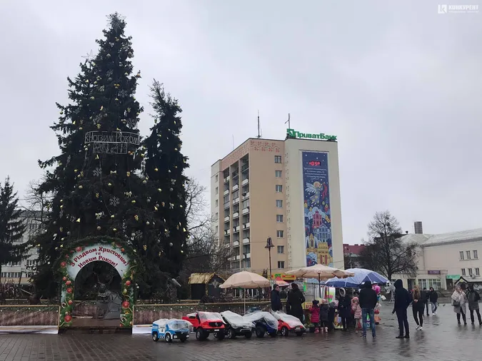 Чисто і людно: післяноворічний Театральний майдан Луцька (фото)