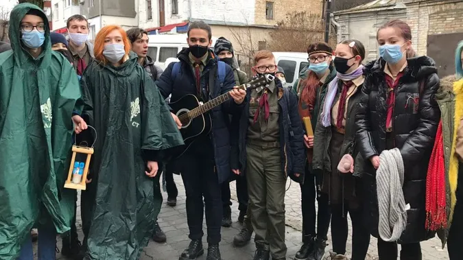 У Луцьк привезли Вифлеємський вогонь миру (відео)