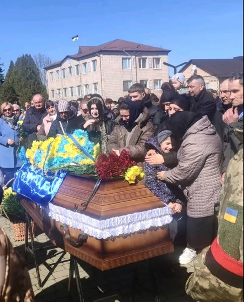 На Волині попрощалися із молодим воїном Віктором Красноперою (фото)