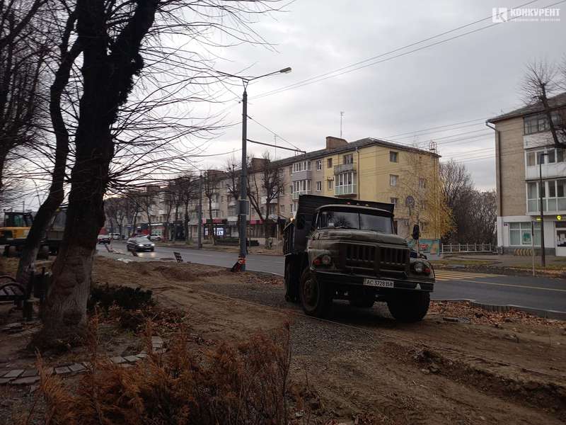 Поребрики та гідранти: що коїться на проспекті Волі у Луцьку (фото)