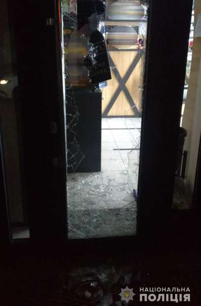 Розбив двері та викрав пляшку: волинські поліцейські затримали крадія (фото)