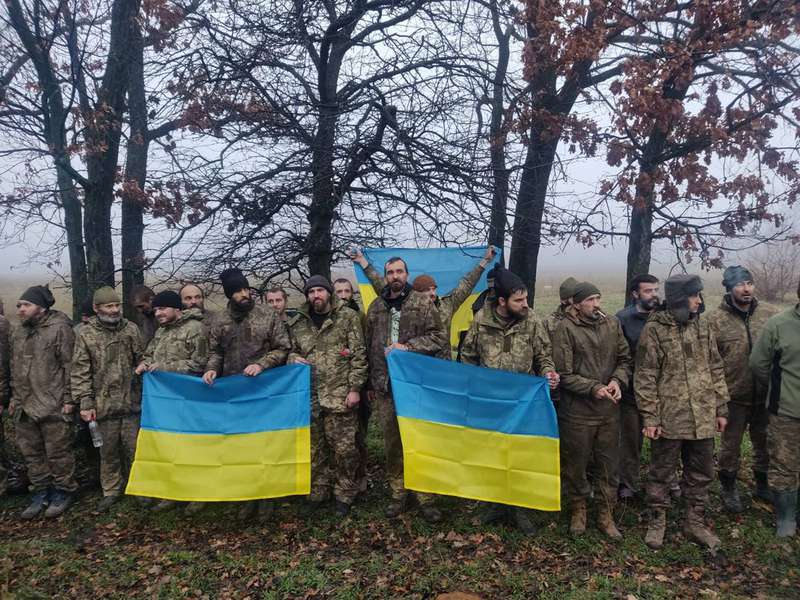 Україна повернула з полону 64 воїнів ЗСУ і громадянина США (фото, відео)