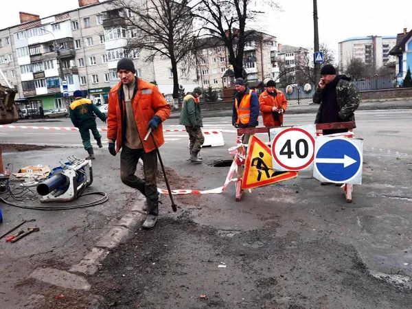 У Луцьку бурять свердловину з артезіанською водою (фото)