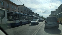 На проспекті Волі в Луцьку зупинилися тролейбуси (фотофакт)