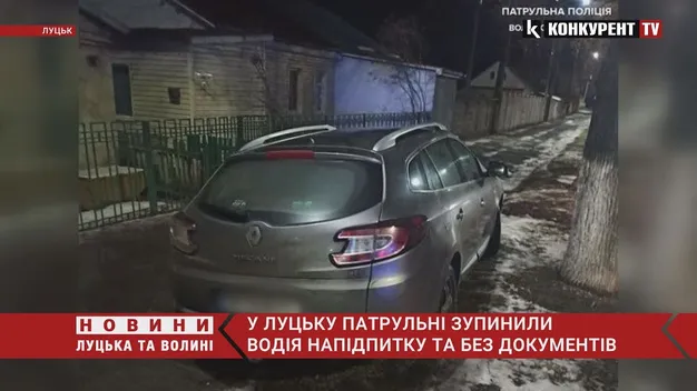 У Луцьку п'яний водій без «прав» їздив тротуаром (відео)