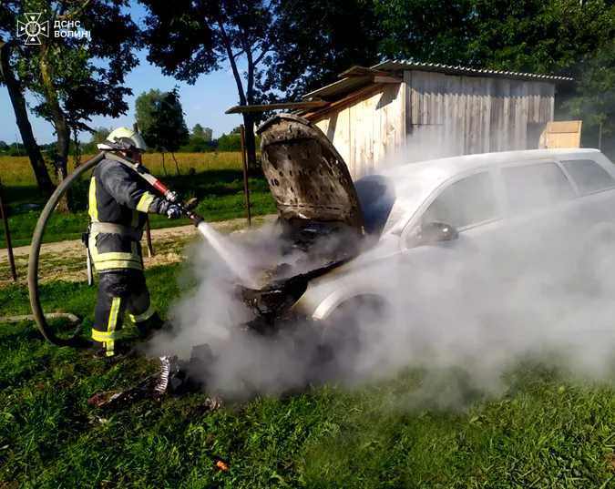 У селі на Волині на подвір'ї загорівся автомобіль (фото)
