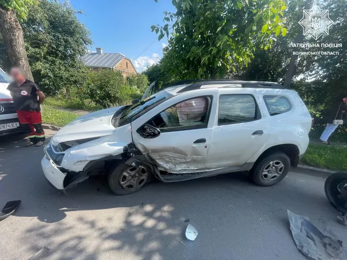 У Луцьку водійка «мерседеса» вилетіла на зустрічну смугу і врізалася в «рено» (фото, відео)