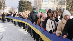 Свято єднання: у Луцьку розгорнули довжелезний стяг у День Соборності (фото, відео)