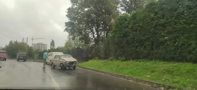 На Чорновола в Луцьку – аварія: «ВАЗ» влетів у «рено» (фото)
