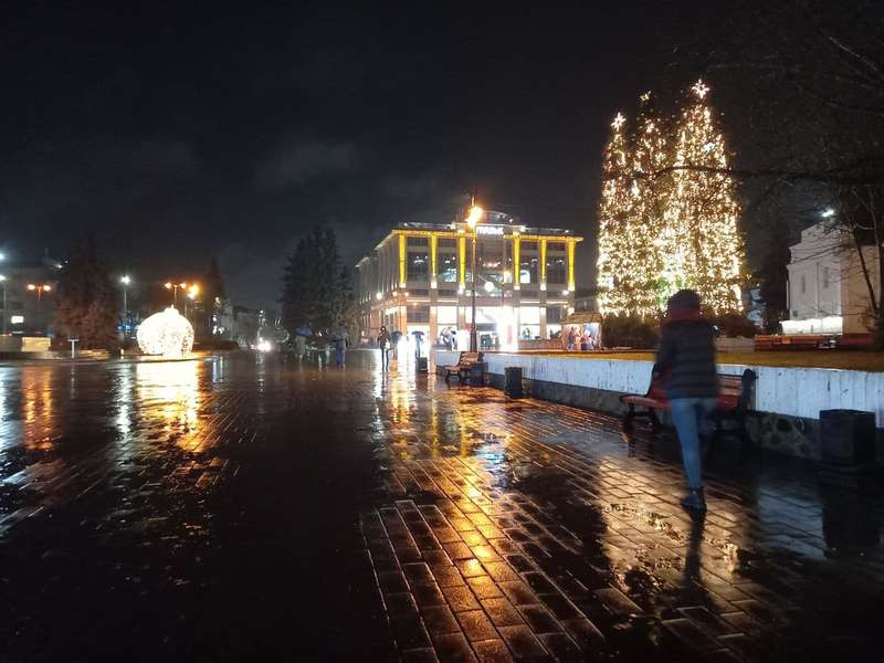 На вулиці Лесі Українки посеред Різдва згасли всі святкові ілюмінації (фото)