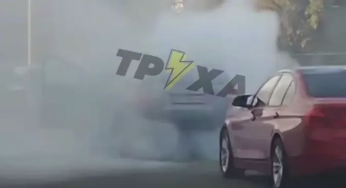 Усе в диму: у Луцьку посеред дороги горить автомобіль (відео)