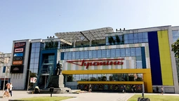 На фасаді "Променя" встановили велетенський прапор України (фото, відео)