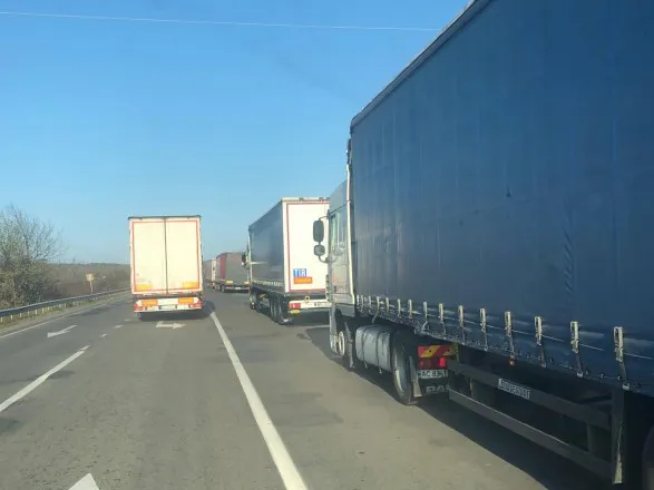 Перед «Ягодином» вантажівки застрягли в чергах