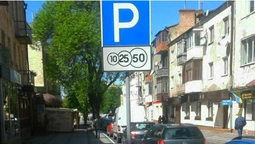 У центрі Луцька почала працювати платна парковка: тарифи і штрафи (фото)