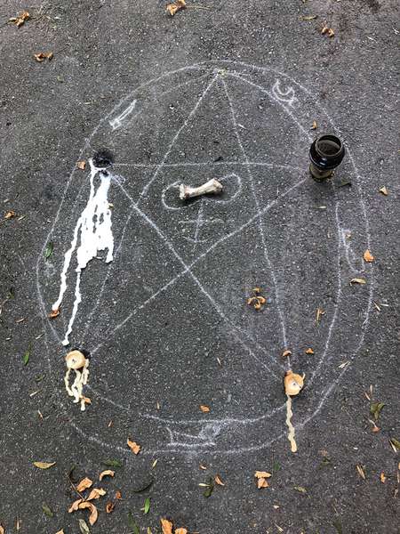 Пентаграма і кістки: на волинському кладовищі провели ритуал (фото)
