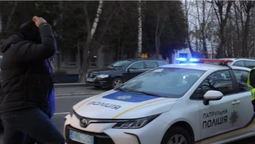 У Луцьку чоловік погрожував застрелити водія через конфлікт на дорозі (відео)