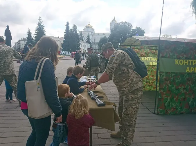 Автомобіль і автомати: в центрі Луцька військові показують озброєння (фото)