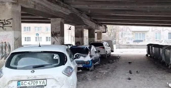Під мостом у Луцьку ховалися автівки, але муніципали їх знайшли
