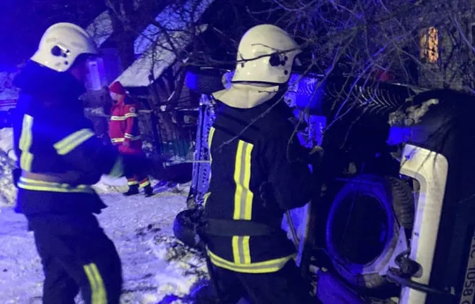 У Шацьку перевернувся автомобіль: водія деблокували рятувальники (фото)