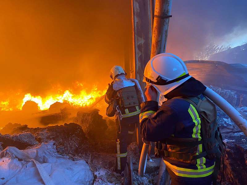 На об'єктах критичної інфраструктури обстріли викликали понад 30 пожеж (фото)