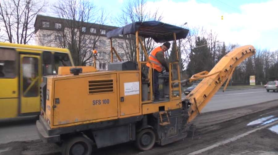 Ремонт дороги на Рівненській завершать за два дні (відео, фото)