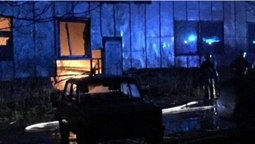 У Луцьку біля спорткомплексу ЛНТУ – пожежа: згоріли три машини(відео)
