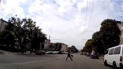 У Луцьку патрульні «відловлюють» несвідомих пішоходів (відео)