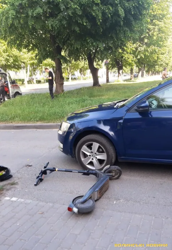 У Луцьку дитина на швидкості протаранила автівку на самокаті (фото)