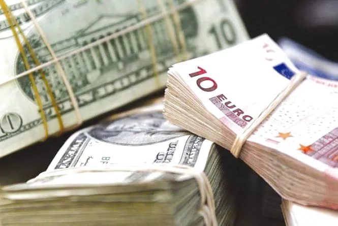 Євро та долар продовжують стрімко рости