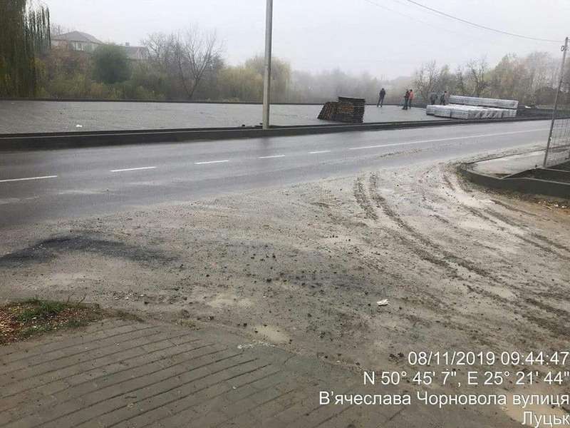 Будівельників у Луцьку змусили прибрати забруднену дорогу (фото)