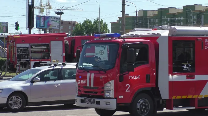 Багато спецтехніки й рятувальників: у Луцьку – «горів» «Ювант»: (фото, відео)
