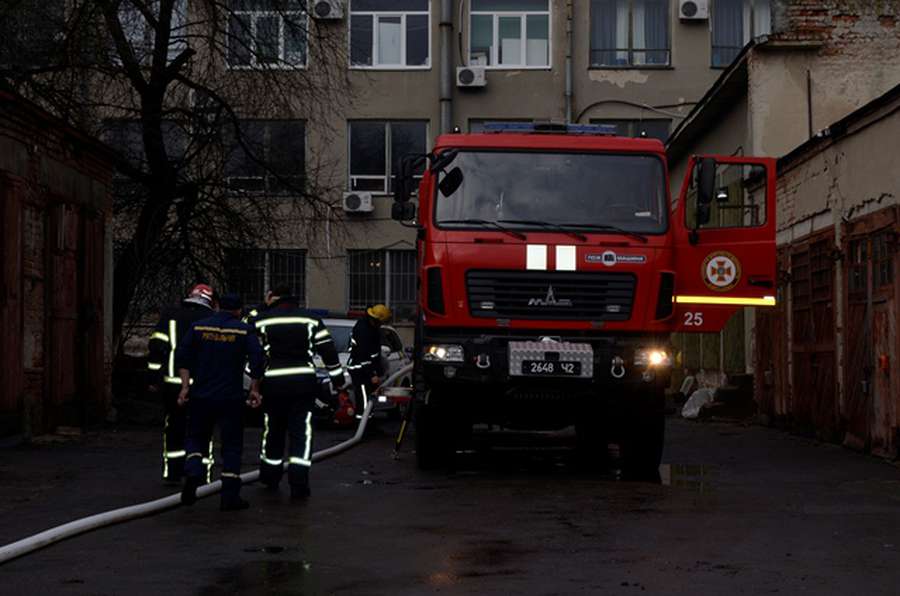 У Луцьку загорівся гараж: рятували автомобіль (фото)